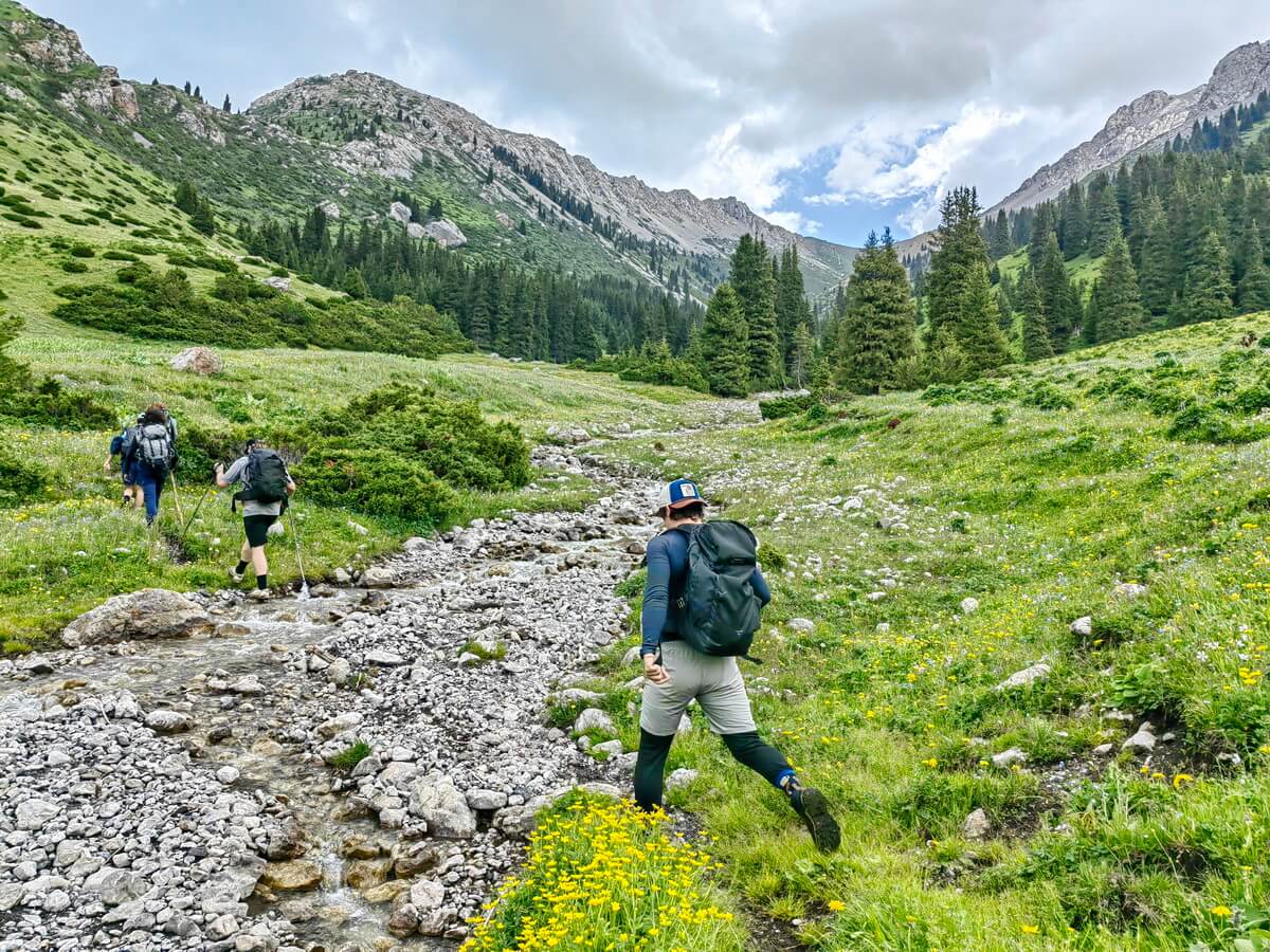 впереди гора на которую еще долго идти